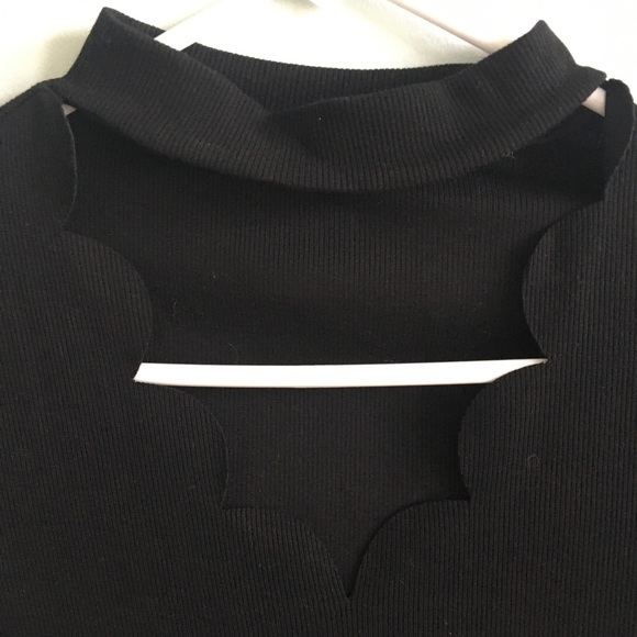 Black top with deep v and neck strap - Picture 1 of 3